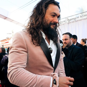 Foto Dengan Kucing, Jason Momoa Dihujani Jutaan Like