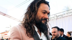 Jas Terakhir Rancangan Karl Lagerferd Dipakai Jason Momoa