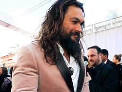Jas Terakhir Rancangan Karl Lagerferd Dipakai Jason Momoa