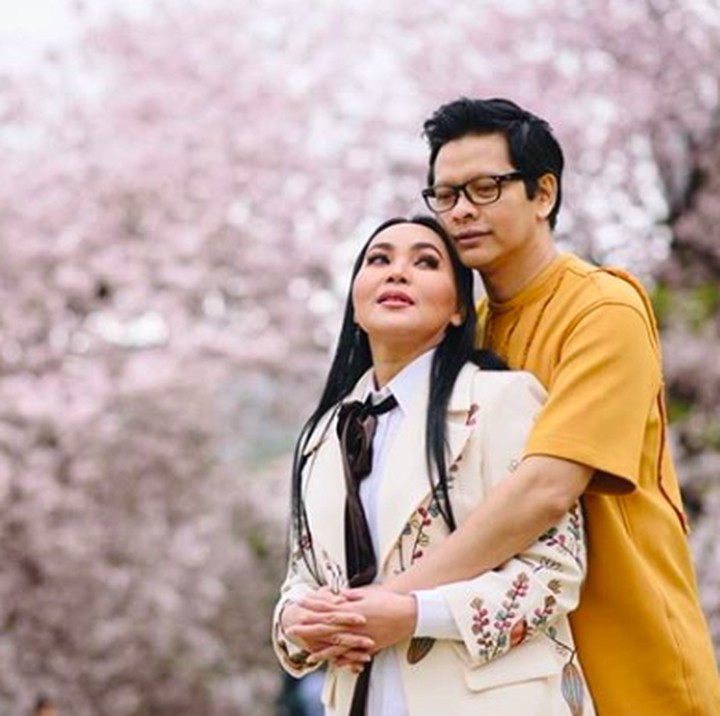 <p>Dewi Gita dan Armand Maulana baru saja merayakan ulang tahun pernikahan yang ke-25. Keduanya menikah di Bandung pada 1994 silam. Pernikahannya langgeng dan harmonis, meski Dewi Gita berusia setahun lebih tua dibanding Armand Maulana. (Foto: Instagram @dewigita01)</p>