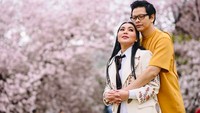 <p>Dewi Gita dan Armand Maulana baru saja merayakan ulang tahun pernikahan yang ke-25. Keduanya menikah di Bandung pada 1994 silam. Pernikahannya langgeng dan harmonis, meski Dewi Gita berusia setahun lebih tua dibanding Armand Maulana. (Foto: Instagram @dewigita01)</p>