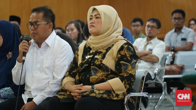 Akibat saksi tak bisa hadir dalam persidangan hari ini, majelis hakim Pengadilan Tipikor Bandung kemudian memutuskan sidang ditunda hingga Rabu pekan depan.