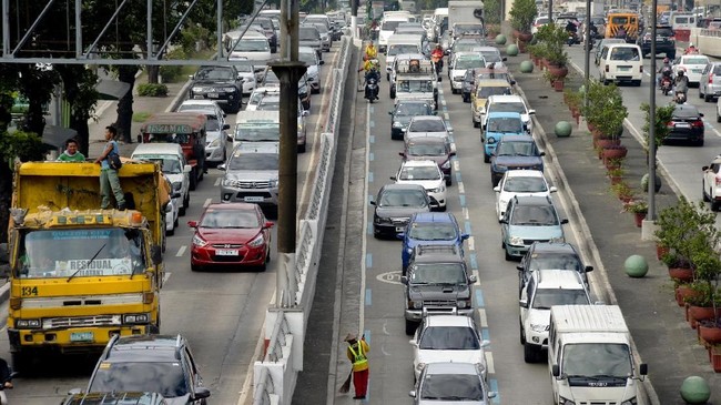 Ribuan pengendara sepeda motor Filipina menolak aturan pemerintah untuk memperbesar ukuran pelat nomor.
