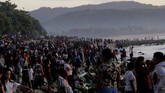FOTO: Berharap Berkah dari Pencarian 'Nyale' Ritual Bau Nyale digelar oleh masyarakat adat di Lombok dan Sumba. Turis juga ikut serta meramaikan acara yang dikemas menjadi festival itu.