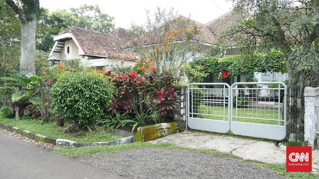 Sebuah spanduk bertuliskan 'DILARANG BERFOTO DI DEPAN RUMAH INI' terpampang di depan 'rumah Milea' di Bandung.
