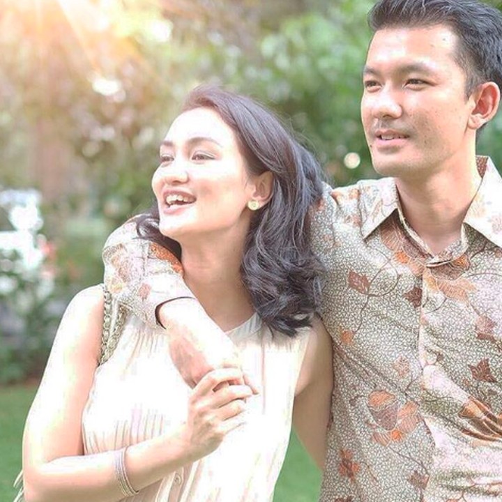 <p>Atiqah Hasiholan resmi dinikahi Rio Dewanto yang berusia lima tahun lebih muda pada 2013 silam. Jelang enam tahun pernikahan, keduanya nampak semakin bahagia dengan kehadiran Salma Jihane Putri Dewanto. Saat menikah, Atiqah berusia 31 tahun, sedangkan Rio masih 26 tahun. (Foto: Instagram @atiqahhasiholan)</p>