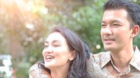 <p>Atiqah Hasiholan resmi dinikahi Rio Dewanto yang berusia lima tahun lebih muda pada 2013 silam. Jelang enam tahun pernikahan, keduanya nampak semakin bahagia dengan kehadiran Salma Jihane Putri Dewanto. Saat menikah, Atiqah berusia 31 tahun, sedangkan Rio masih 26 tahun. (Foto: Instagram @atiqahhasiholan)</p>