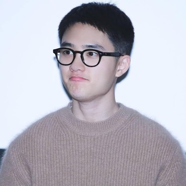 Foto Bareng EXO Usai Konser, D.O Disebut Mirip Bocah