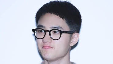 img-title Foto Bareng EXO Usai Konser, D.O Disebut Mirip Bocah