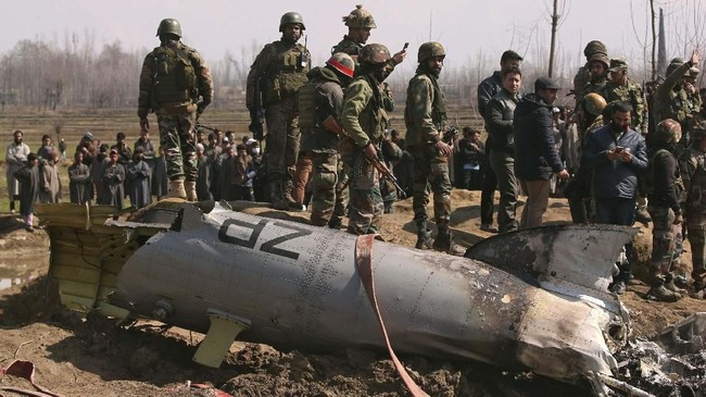 Pakistan memulangkan pilot jet tempur India, Abhinandan Varthaman, yang pesawatnya ditembak dan jatuh di Kashmir melalui perbatasan di Kota Lahore.