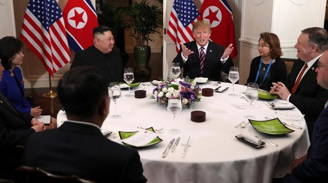 Presiden AS Donald Trump berdialog dengan pemimpin Korea Utara Kim Jong Un saat makan malam. Dalam pertemuan itu, Kim memuji Trump karena berani memulai dialog.