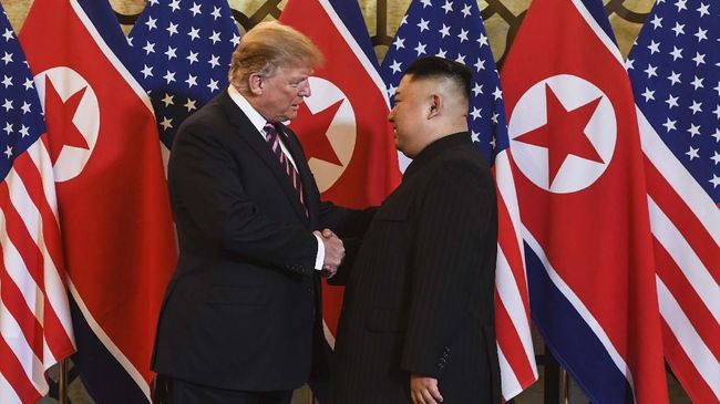 Jabat Tangan Trump dan Kim Jong-un Buka Gelaran KTT Vietnam