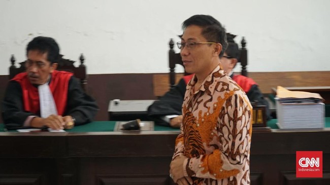 Jaksa menuntut Bupati Cirebon nonaktif Sunjaya Purwadisastra dengan hukuman 7 tahun penjara karena dinilai terbukti memperjualbelikan jabatan.