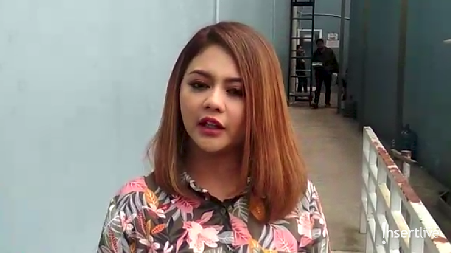 Jenita Janet memberikan komentar tentang kasus Luna Maya yang ditikung Syahrini.
