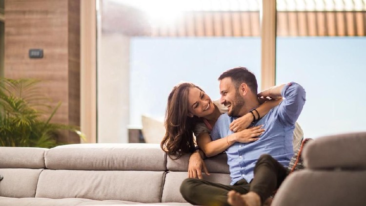 Jangan buru-buru, Bun sebelum 'ehem' sama Ayah. Sambil ngobrol bisa banget nih, meraba 4 titik tubuh sebagai foreplay dengan Ayah.