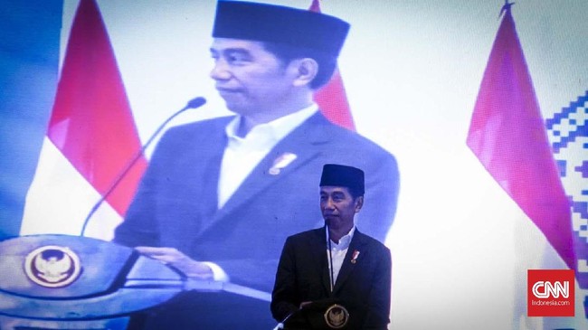 Presiden Jokowi menyebut dana KUR Rp185 triliun masih terparkir di bank sampai April 2022 lalu. Dia meminta pelaku UMKM segera memanfaatkan KUR itu.