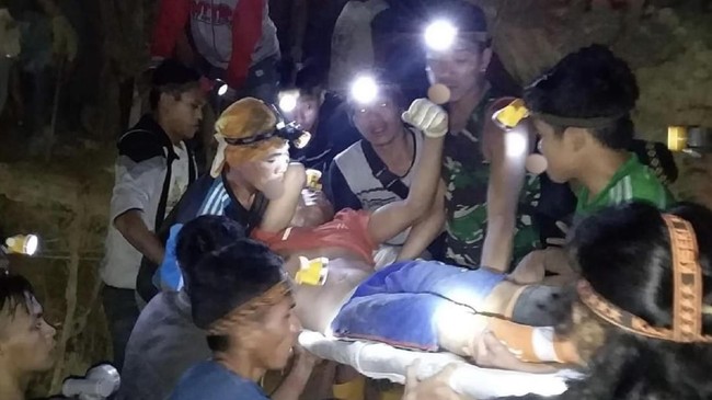 Longsor terjadi pada Selasa (26/2) malam, dipicu patahnya tiang penyangga lubang galian. Saat longsor terjadi puluhan orang sedang menambang emas.