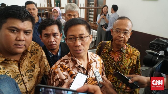 Mantan Bupati Cirebon Sunjaya Purwadisastra dinilai terbukti bersalah dalam kasus suap, gratifikasi dan Tindak Pidana Pencucian Uang (TPPU) senilai Rp66 miliar