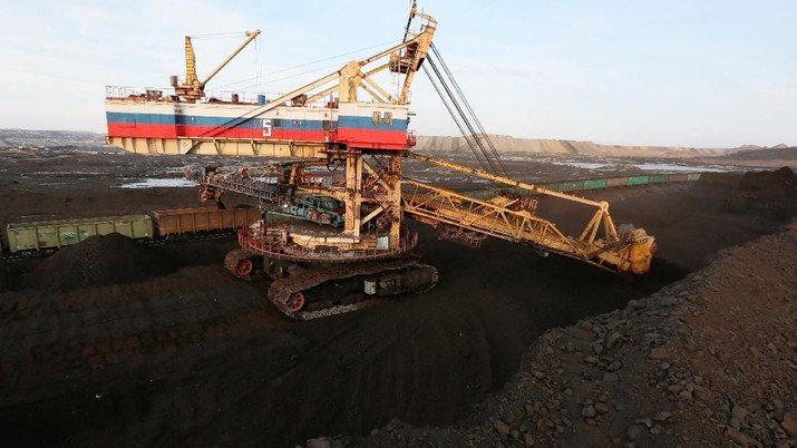 Kapal batu bara coal A rotary dredge loads wagons with coal at Borodinsky opencast colliery, owned by the Siberian Coal Energy Company (SUEK), near the Siberian town of Borodino east of Krasnoyarsk, Russia February 26, 2019. Picture taken February 26, 2019. REUTERS/Ilya Naymushin