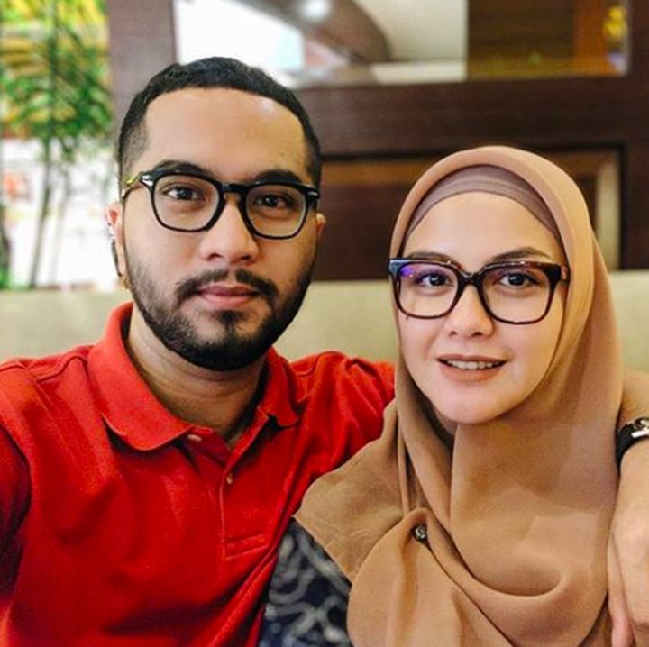 <p>Revalina S Temat dan Rendy Aditya Gunawan mengucap janji sehidup semati di Uluwati, Bali pada 2015 lalu. Reva diketahui berusia tiga tahun lebih tua dari sang suami. Kini, perkawinan mereka terasa semakin lengkap dan berwarna dengan kehadiran dua orang anak. (Foto: Instagram @vatemat)  </p>