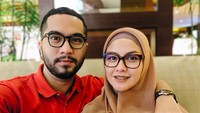 <p>Revalina S Temat dan Rendy Aditya Gunawan mengucap janji sehidup semati di Uluwati, Bali pada 2015 lalu. Reva diketahui berusia tiga tahun lebih tua dari sang suami. Kini, perkawinan mereka terasa semakin lengkap dan berwarna dengan kehadiran dua orang anak. (Foto: Instagram @vatemat)  </p>