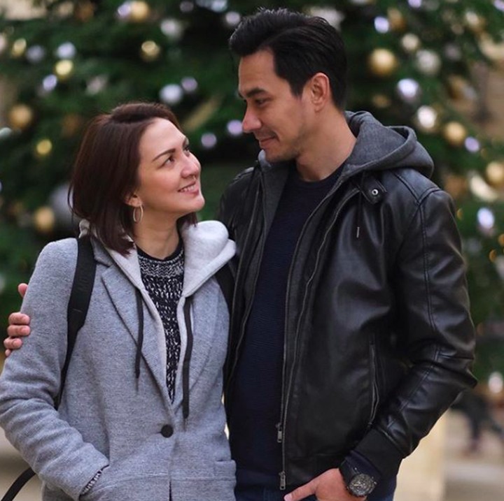 <p>Donna Agnesia dan Darius Sinathrya berhasil melewati 12 tahun perkawinan dengan bahagia. Meski usia Donna terpaut 6 tahun lebih tua, pernikahan keduanya tak pernah diterpa berita miring lho, Bun. Dari pernikahannya, Darius dan Donna dikarunia tiga orang anak. (Foto: Instagram @dagnesia)</p>