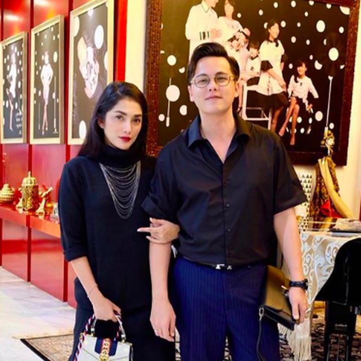 <p>Andhika Pratama terpaut usia lebih muda 7 tahun dibanding sang istri, Ussy Sulistyawati. Keduanya menikah di tahun 2012 saat Ussy sudah memiliki dua orang anak dari pernikahan sebelumnya. Kini, kebahagian mereka bertambah setelah kehadiran anak ke-empatnya di tahun 2017 lalu. (Foto: Instagram @ussypratama)</p>