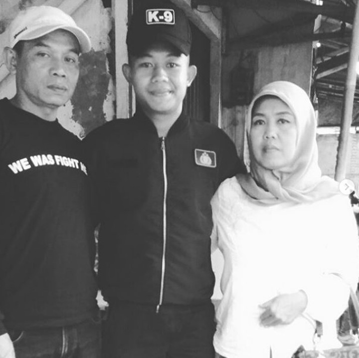 <p>Ayah Sani bekerja sebagai tukang ojek, sedangkan ibunya petugas cleaning service di Bank BPR di Cicurug, Sukabumi. (Foto: Instagram/sanirizkifauzi20)</p>