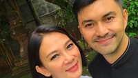 <p>Pasangan yang satu ini kerap disebut sebagai couple goals, karena keromantisan yang tak pernah pudar. Dian Nitami berusia 4 tahun lebih tua dari Anjasmara. Namun, setelah 20 tahun menikah, keduanya tetap bahagia dan langgeng, Bun. (Foto: Instagram @bu_deedee)</p>