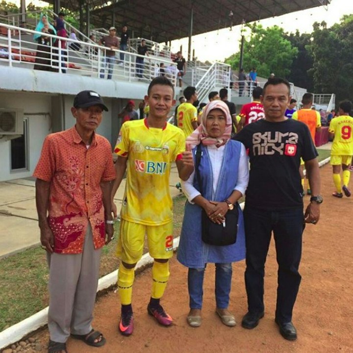 <p>Bahkan ketika Sani bertanding, mereka selalu hadir untuk menyemangati Sani. Sukses selalu ya Sani. (Foto: Instagram/idakusumawati1020)</p>