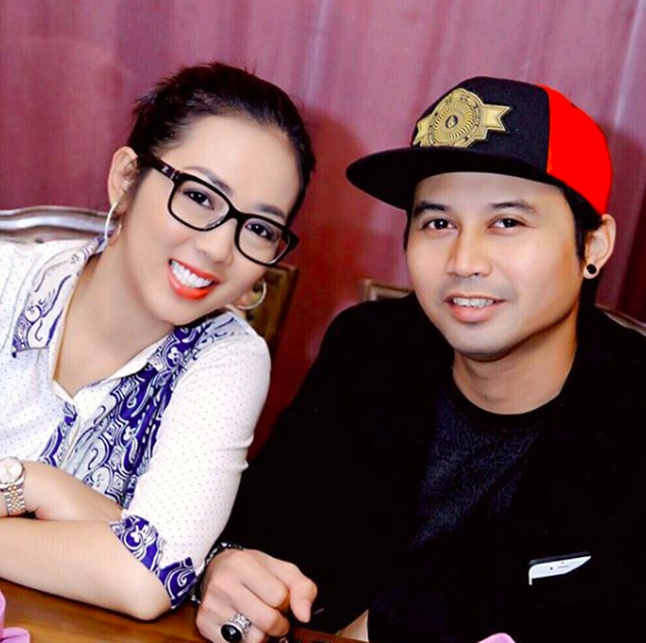 <p>Soimah dan sang suami, Herwan Prandoko atau biasa disapa Koko menikah pada 2002 silam. Setelah 17 tahun mengarungi biduk rumah tangga, pernikahan mereka semakin harmonis diwarnai dengan aksi kocak keduanya. Soimah ternyata kakak kelas Koko saat SMA. Kala, itu Soimah duduk di bangku kelas dua dan Koko setahun di bawahnya. (Foto: Instagram @koko_ko_koko)</p>