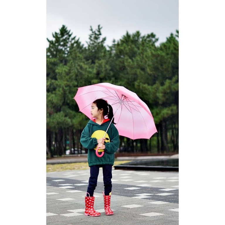 Oh Ah Rin, artis cilik yang berperan sebagai tuan putri Ari di drama The Last Empress. Berikut penampilan lucu tuan putri Ari di luar istana.