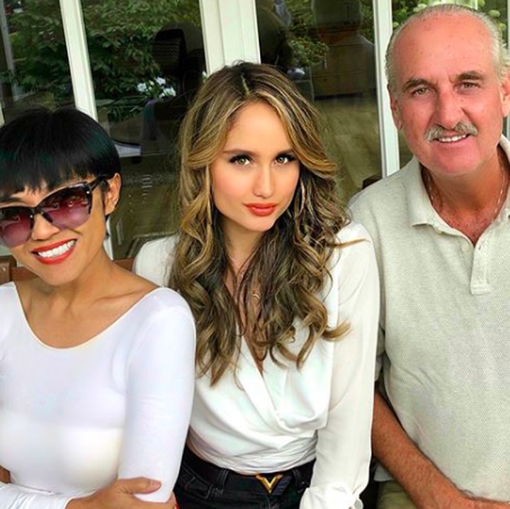 <p>Cinta bersama Papa Kiehl merayakan hari raya Idul Fitri tahun lalu di Jerman. Diketahui jika sang papa memang warga keturunan Jerman, Bun. (Foto: Instagram @claurakiehl)</p>