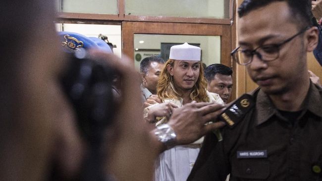 Tim Kuasa Hukum Bahar bin Smith, Munarman mengatakan seharusnya kliennya disidang di PN Cibinong karena tempat kejadian berada di Bogor.