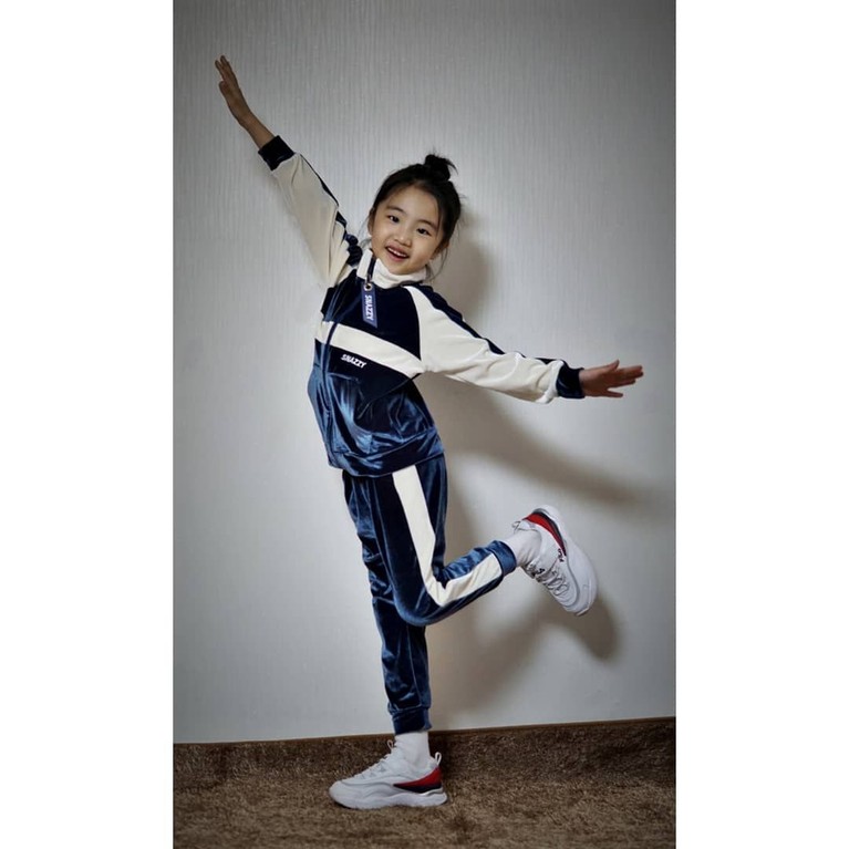 Oh Ah Rin, artis cilik yang berperan sebagai tuan putri Ari di drama The Last Empress. Berikut penampilan lucu tuan putri Ari di luar istana.