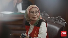 Ratna Acungkan Dua Jari Sebelum Sidang Dimulai