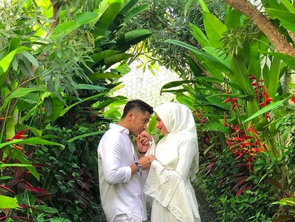 Romantis, 7 Potret Hengky Kurniawan dan Istri yang Makin Lengket