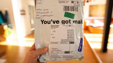 img-title Telat Tak Wajar, Paket Wanita Ini Datang Setelah 2 Tahun 'Hilang'