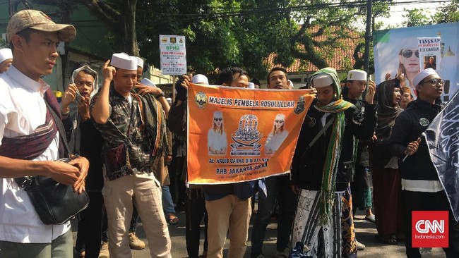 Sejumlah orang dari Front Pembela Islam menggelar orasi di depan gedung PN Klas 1A Bandung yang menggelar sidang Bahar Smith. Mereka meminta Bahar dibebaskan.