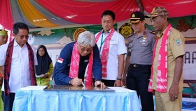 Pejabat ESDM Resmikan Tribun Sepak Bola di Halmahera Timur