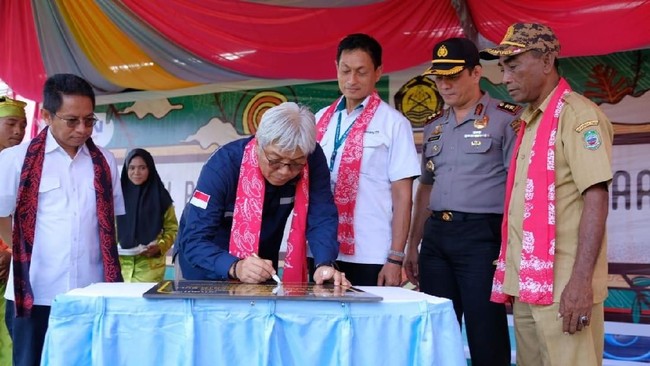 Direktur Jenderal Minerba Kementerian ESDM Bambang Gatot Ariyono meresmikan tribun lapangan sepak bola di Halmahera Timur berkapasitas 500 orang