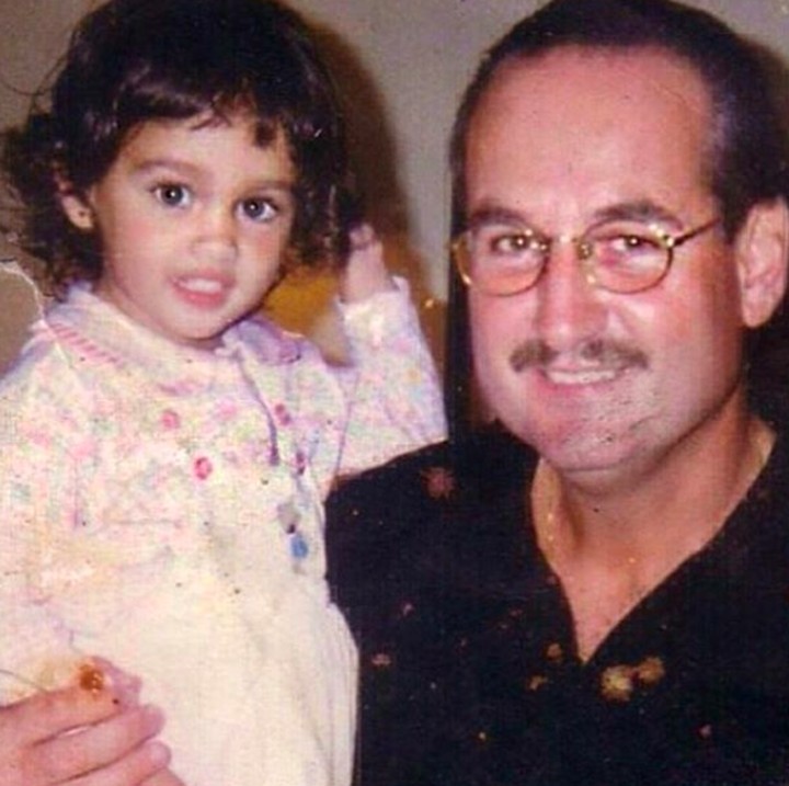 <p>Cinta terlihat sudah dekat dengan Papa Michael sedari kecil, Bun. Setidaknya hal itu terlihat dari foto masa kecilnya bersama sang papa yang diunggah pada perayaan hari ayah sedunia. (Foto: Instagram @claurakiehl)</p>