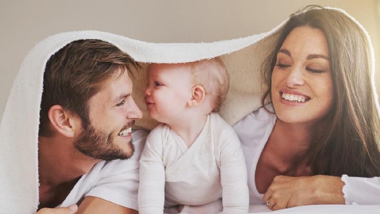 Siapa bilang liburan bareng anak-anak enggak bisa bermesraan bareng Ayah? Intip dulu tipsnya di sini.