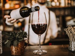 Bule Nangis Bombay, Liburan di Bali Ambyar karena Sebotol Wine