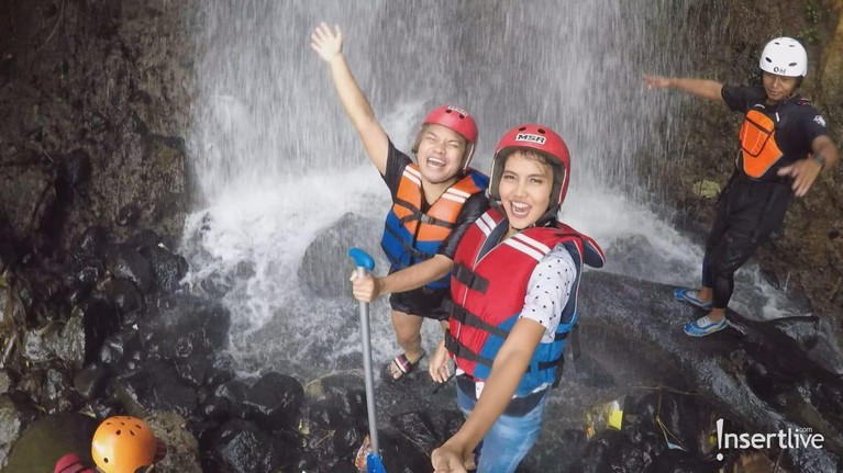 Celebrity On Vacation kali ini mampir ke kota Hujan Bogor untuk menjelajah sekaligus bermain di alam terbuka. Bagaimana ya keseruannya? Berikut 7 Potretnya.