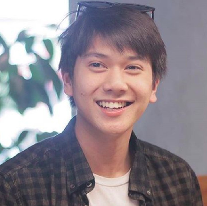 <p>Wajah <a href="https://news.detik.com/berita/d-4447539/sekelompok-mahasiswa-tolak-dilan-1991-diputar-di-makassar" target="_blank">Iqbaal </a>yang sekarang. Semoga sukses selalu ya, Iqbaal! (Foto: Instagram @dilanku)</p>