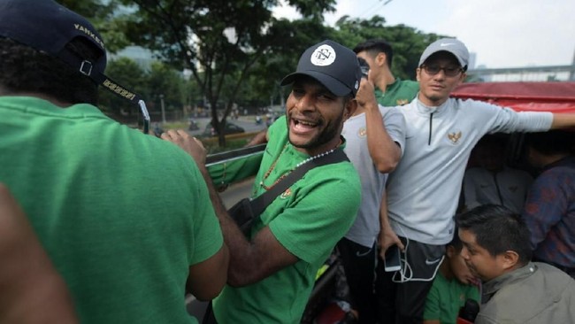Penyerang Timnas Indonesia U-22 Marinus Wanewar berencana menggunakan uang bonus kemenangan Piala AFF U-22 untuk menyumbang gereja.