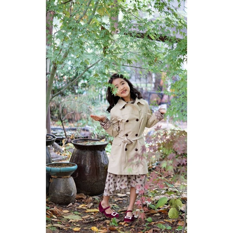 Oh Ah Rin, artis cilik yang berperan sebagai tuan putri Ari di drama The Last Empress. Berikut penampilan lucu tuan putri Ari di luar istana.