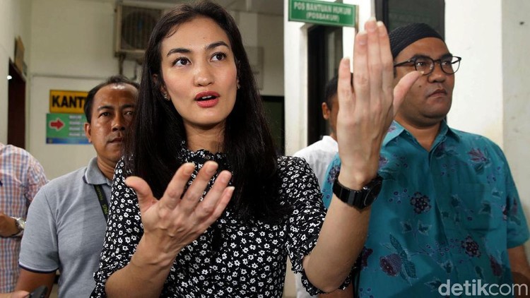 Atiqah Hasiholan memberi dukungan pada sang bunda, Ratna Sarumpaet, yang menjalani sidang perdana.a