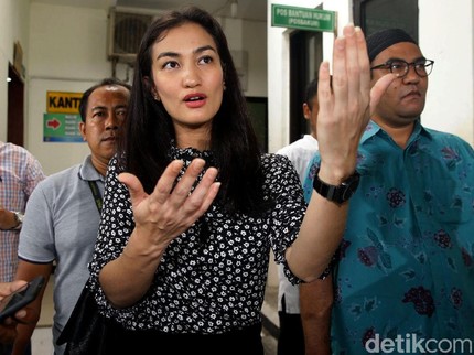 Setianya Atiqah Hasiholan Dampingi Ratna Sarumpaet di Persidangan